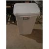 Image 1 : Sterilite Plastic Trash Can