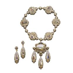 A FINE ANTIQUE GOLD AND GENEVA ENAMEL NECKLACE AND A PAIR OF EARPENDANTS The necklace, composed o...