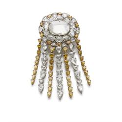 A DIAMOND AND YELLOW DIAMOND BROOCH Designed as an oval-shaped flat diamond weighing approximatel...