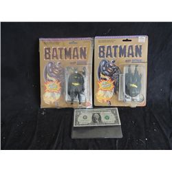 BATMAN FIGURE PACKED UPSIDE DOWN IN PACKAGING FROM 1989 WITH NORMAL EXAMPLE