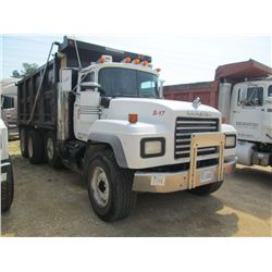 2001 MACK RD688S TRI-AXLE DUMP, S/N 1M2P267C31M058542, E7-350 MACK ENG, 8LL TRANS, ENGINE BRAKE, 44K