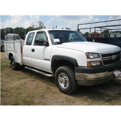 2005 CHEVROLET 2500 EXTENDED CAB SERVICE TRUCK, S/N 1GBHC29U55E126462, V8 GAS, A/T, KNAPHEIDE SERVIC