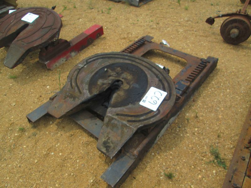 TRUCK TRACTOR FIFTH WHEEL HITCH