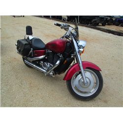 2004 HONDA SHADOW MOTORCYCLE, S/N 1HFSC43044A405710, REAR PASSENGER REST, SADLE BAGS, ODOMETER READI