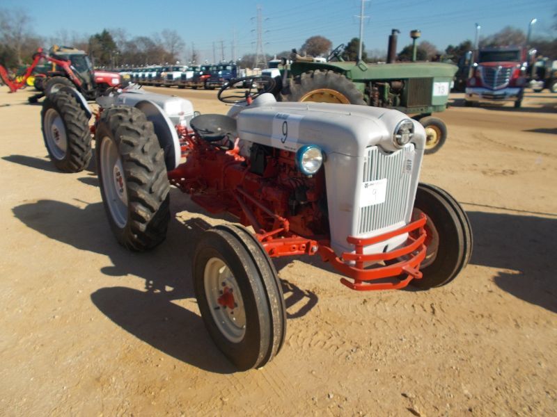 FORD 600 FARM TRACTOR, S/N 122302, 3 PTH, PTO, 12.428 REAR TIRES, 6.50