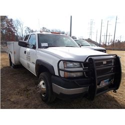 2006 CHEVROLET 3500 SERVICE TRUCK, S/N 1GBJC39U56E232614, GAS ENGINE, A/T, CREW CAB, TOOL BODY, ODOM