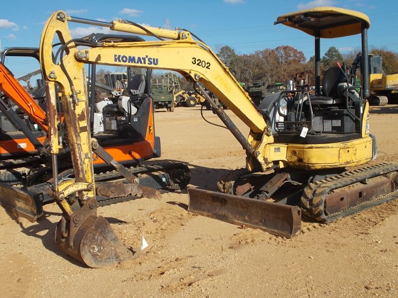 KOMATSU PC35MR2 MINI HYDRAULIC EXCAVATOR, S/N 6093, 4'6" STICK, 24