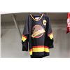 Image 4 : TREVOR LINDEN SIGNED VANCOUVER CANUCKS JERSEY