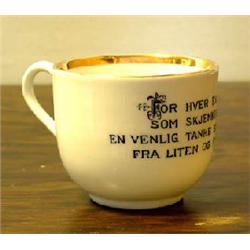 Little cup from Porsgrund with gold rim and text: "FOR HVER EN KOPP SOM SJENKES OP EN VENLIG TAN...