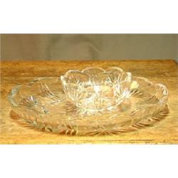 Platter and bowl in glass with cut glass decor. Diam 31 cm, 13,5 cm. NOK 400,-...