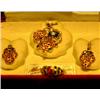 Image 1 : Set of jewellery: Oval shaped necklace with flower design in 20 ct gold with 12 emeralds. 2,5 -...