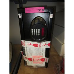 Electronic safe, with key