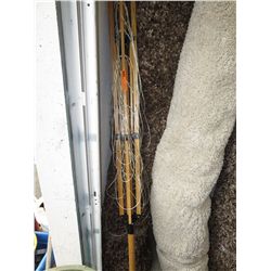 Expandable wooden clothes line