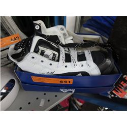 Boy's size 2.5 LA Gear runners