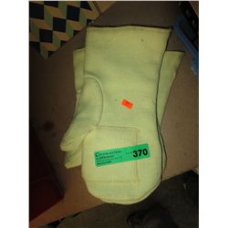 4 Pairs of heat resistant work gloves.