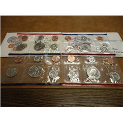 1988 & 1992 US MINT SETS P/D (WITH ENVELOPES)