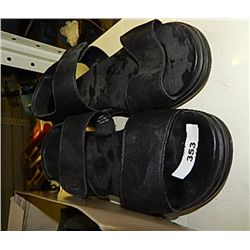 LADIES SANDLES - SIZE - 7