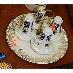 CAKE DISH & 4 SALT SHAKERS