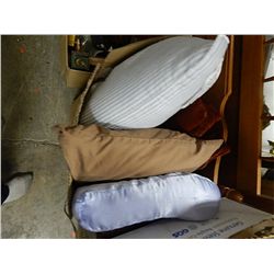 BOX OF CUSIONS AND PILLOWS
