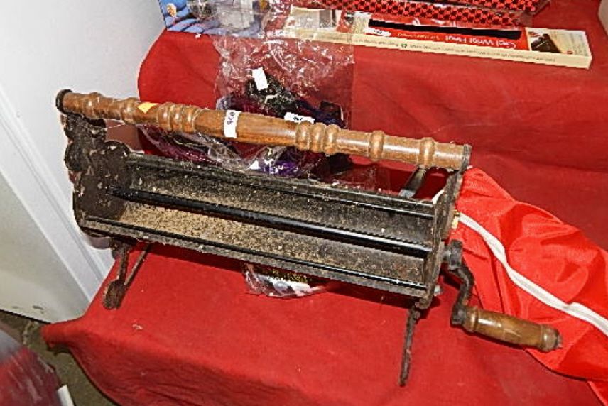 VINTAGE CAST IRON PAPER LOG ROLLER