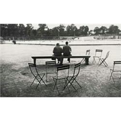 ROBERT FRANK (geb. 1924) M PARIS (PAAR AUF GARTENBANK) Vintage Silbergelatineabzug Rückseitig sig...