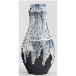 Váza Zsolnay-gyár, Pécs, 1910 körül, porcelánfajansz , csorgatott mázas, fazonszám: 4262