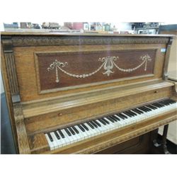 ANTIQUE SCHUMANN #10591 QTR SAW OAK UPRIGHT PIANO