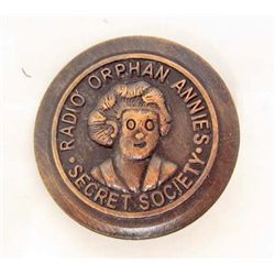 LITTLE ORPHAN ANNIE COLLECTIBLE PIN