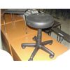 Image 3 : LOT OF 8 MISC STACKING CHAIRS AND ONE PNEUMATIC STOOL
