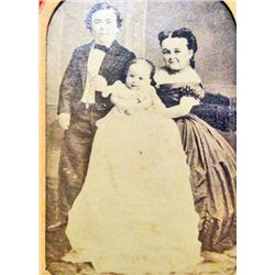 ANTIQUE PHOTO OF GENERAL TOM THUMB AND FAMILY