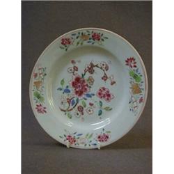 A QUINALONG CHINESE EXPORT DINNER PLATE, Famille rose, floral and shell decoration, diameter 23cm