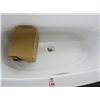 Image 2 : White Bath Tub