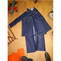 RAIN GEAR - BLUE 2PC - L RETAIL $75 - BUY NOW IN HOUSE - $25 EA SET