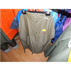 RAIN GEAR - ADULT GREEN PONCHO - LIGHT WEIGHT RETAIL $35 - BUY NOW IN HOUSE - $15 EA SET