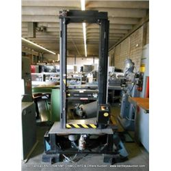 INSTRON 5500R PRESS / TESTING MACHINE