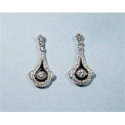 ART DECO - A pair of 18 kt. white gold and di...