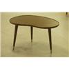 Image 1 : Njurformat bord i mahogny på tre ben, H 55, L 93. SEK 1.000-1.500...