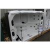 Image 2 : CAL SPAS ZONE SERIES HOT TUB WITH SNOW WHITE INTERIOR AND PREFERRED MIST 54 X 78 X 32 CABINET C/W