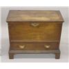 Image 1 : RARE QUEEN ANNE ONE-DRAWER BLANKET CHEST IN CHILD SIZE. Maple with an old brown surface. Attribut…