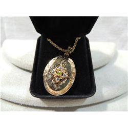 WOMANS OVAL FASHION GOLD TONE LOCKET