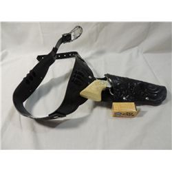VINTAGE TOY GUN IN HOLSTER & CAPS