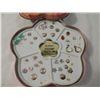Image 2 : 18 PAIRS EARRINGS IN FLOWER TIN