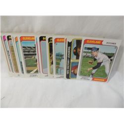 LOT 30 1974 TOPPS BASEBALL PLAYER CARDS.