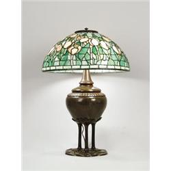 SIGNED TIFFANY TULIP TABLE LAMP.  