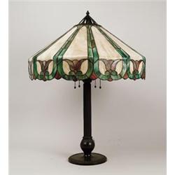 SIGNED HANDEL LEADED GLASS TABLE LAMP.  