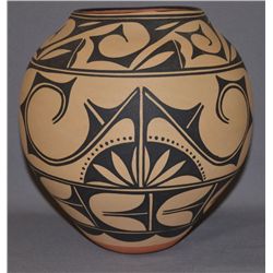 SANTO DOMINGO POTTERY JAR