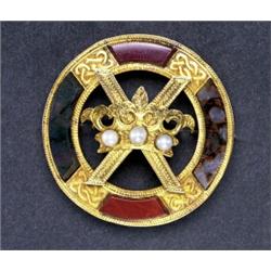 SCOTTISH 18K YELLOW GOLD CIRCULAR BROOCH, centering a raised insignia set with 3 half pearls, wit...