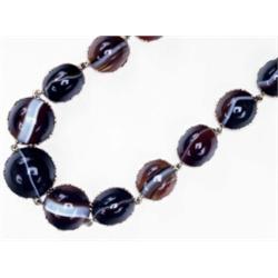 14K YELLOW GOLD NECKLACE, set with a graduated row of 27 banded agate cabochons, l. 17" - 43.2 cm...