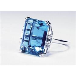 PLATINUM COCKTAIL RING, set with an emerald cut aquamarine (approx. 17.30ct.) flanked by 2 baguet...