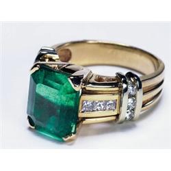 14K YELLOW GOLD COCKTAIL RING, set with a fine emerald cut emerald (approx. 5.80ct.) flanked by 6...
